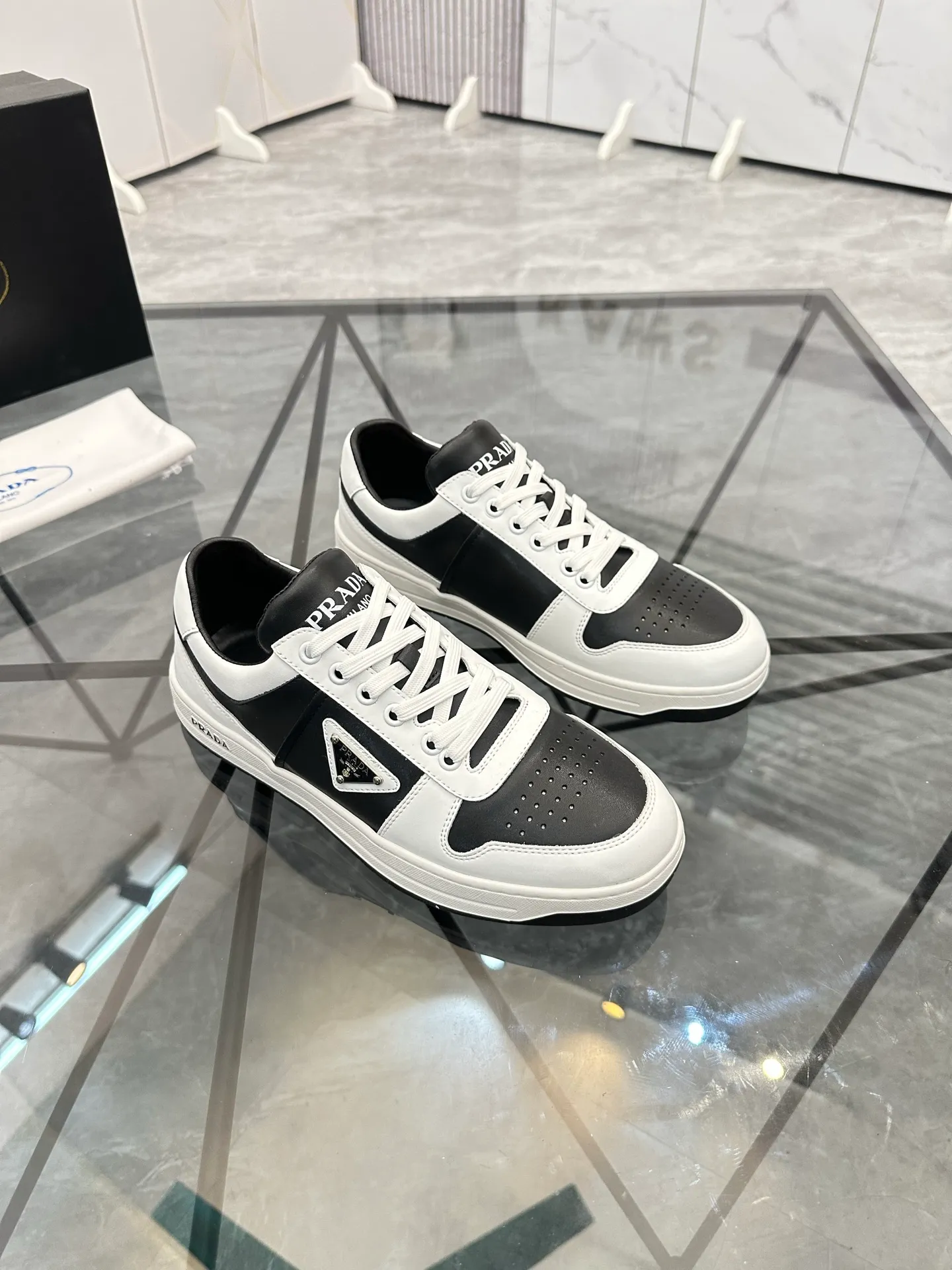 Men's shoes: 💰P400¥ Product trademark: Prada *"Prada*" low-top casual shoes Regular size: 38-44 (can be customized to 45) Product materials: imported cowhide upper, sheepskin lining, original outsole. Number: 020